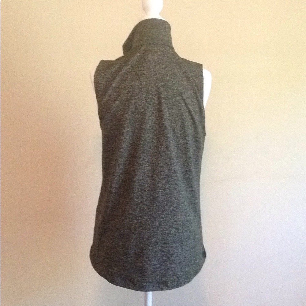 Under Armor army green activewear vest women small - Picture 5 of 7